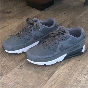 Nike Air Max Shoe (Women’s 7, Youth 5)